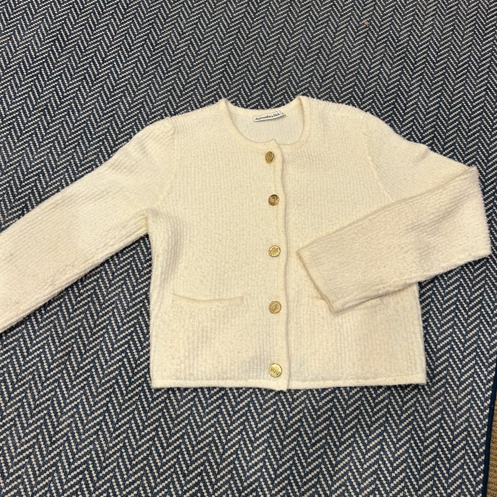 Abercrombie & Fitch collarless sweater cardigan/ lady jacket. Gold buttons.Cream